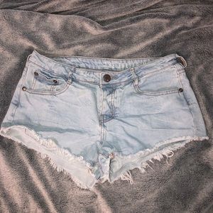 Frayed mid rise shorts